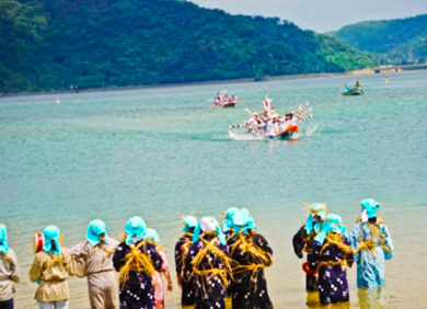塩屋湾のウンガミ（神を乗せた船を迎える様子）